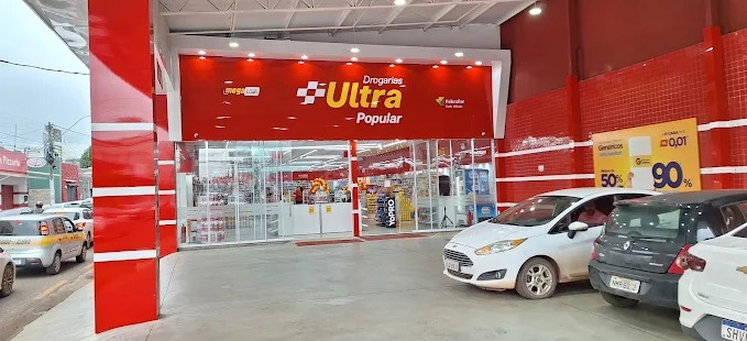 Farmacêutica atendendo cliente com atenção e cuidado