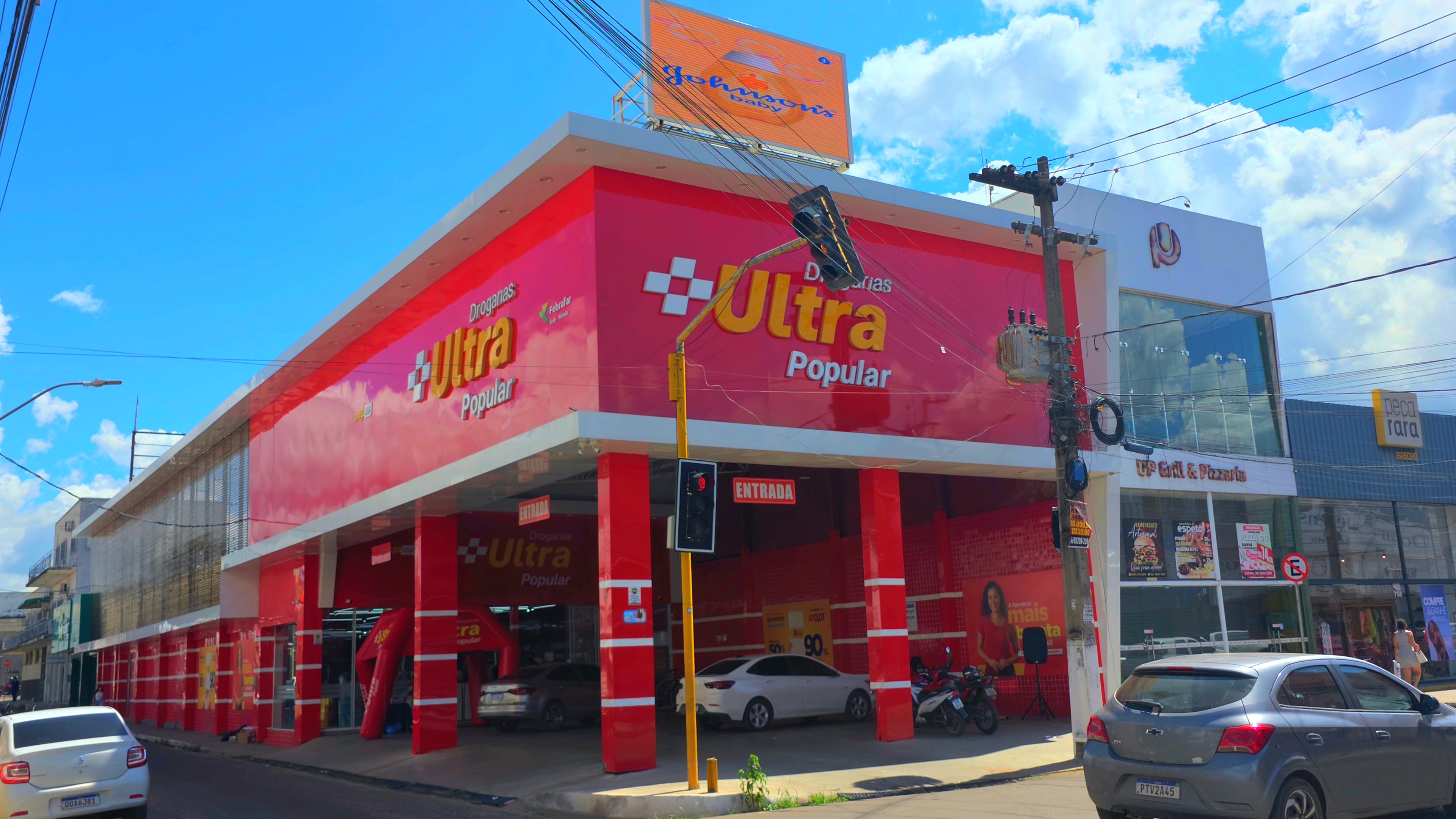 Interior espaçoso e organizado da Drogaria Ultra Popular